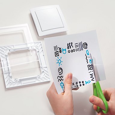 Wyjątkową oraz niepowtarzalną ramkę DECO Art można stworzyć samodzielnie w zaciszu własnego domu, wystarczy wydrukowany szablon, kredki/pisaki oraz nożyczki.