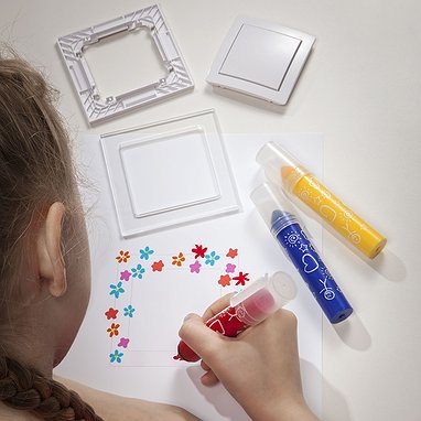 Transparentne ramki z efektem szkła DECO Art zapewniają świetną zabawę kolorami.